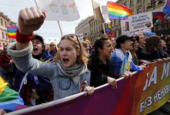 ARCHIV - 01.05.2015, Russland, St. Petersburg: LGBT-Aktivistinnen marschieren w�hrend einer Demonstration f�r die Rechte von Homosexuellen, Bisexuellen und Transgender. (zu dpa �UN kritisieren geplant ...