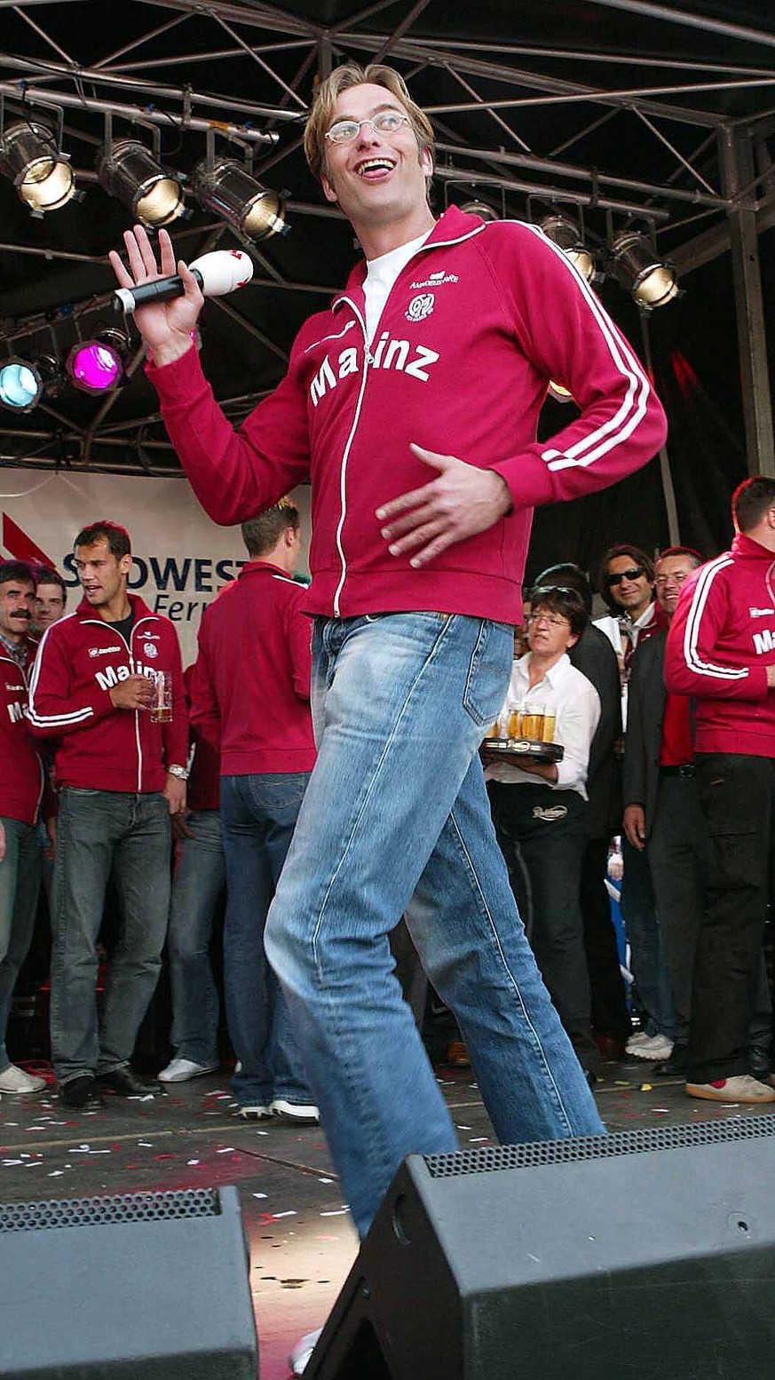 Hier freut sich Klopp nicht über irgendetwas, sondern über den allerersten Bundesligaaufstieg von Mainz 05. Klopp war der Vater des Erfolgs. 