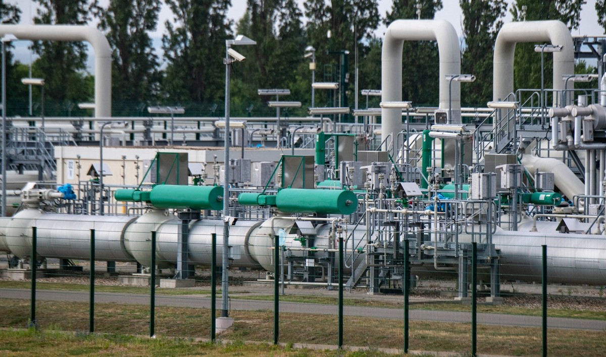 ARCHIV - 25.07.2022, Mecklenburg-Vorpommern, Lubmin: Rohrsysteme und Absperrvorrichtungen in der Gasempfangsstation der Ostseepipeline Nord Stream 1 und der Übernahmestation der Ferngasleitung OPAL (O ...