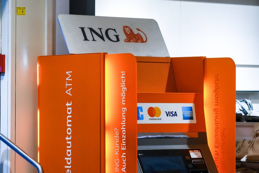 Düsseldorf 03.02.2024 ING Diba Bank Bargeld Bargeldautomaten ATM EC-Karte electronic cash Geldautomat Girocard Mastercard Amex American Express Visa Geldausgabeautomat Bargeldabhebung Bankautomat Geld ...