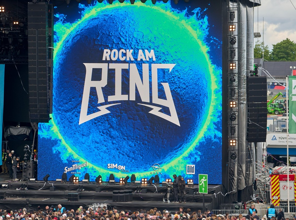 06.06.2025, Rheinland-Pfalz, Nürburg: &quot;Rock am Ring&quot; steht an einer Bühne. 2025 ist das Musikfestival ausverkauft, 90.000 Menschen feiern in der Eifel zum 40. Bestehen des Festivals. Foto: S ...