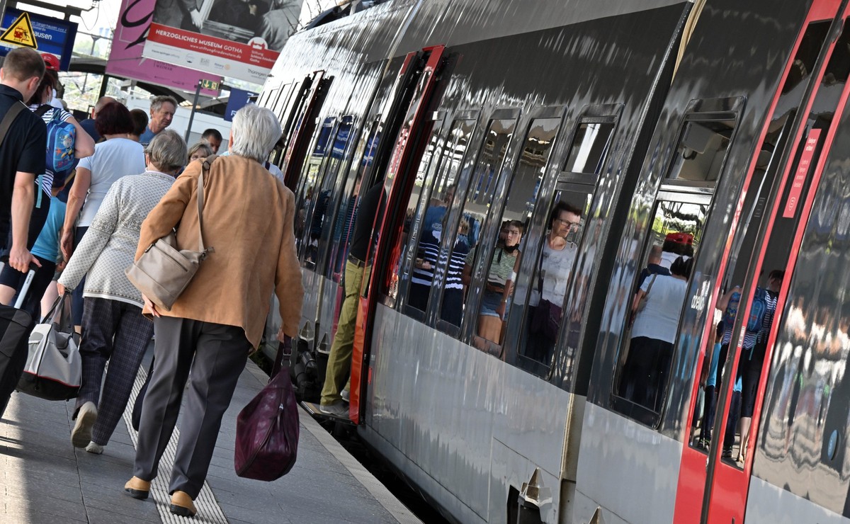 ARCHIV - 30.08.2022, Th�ringen, Erfurt: Reisende str�men aus einem Regionalzug im Erfurter Hauptbahnhof. (zu dpa: �Land verhandelt mit Bahn �ber IC-Strecke f�r 49-Euro-Ticket�) Foto: Martin Schutt/dpa ...