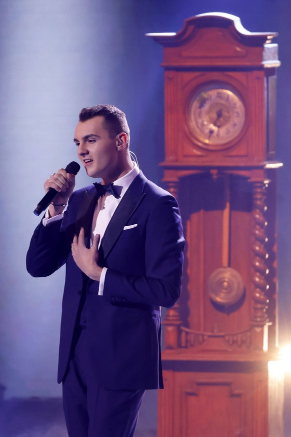 DSDS-Kandidat Lorent Berisha steht auf der Bühne bei der ersten Live-Sendung der Castingshow Deutschland sucht den Superstar 20 . Die RTL-Castingshow Deutschland sucht den Superstar DSDS wird entgegen ...