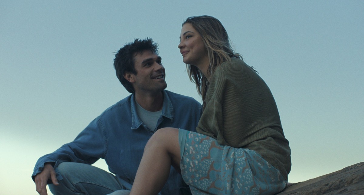 KJ Apa und Madelyn Cline sind seit Kurzem in "The Map That Leads to You" zu sehen.