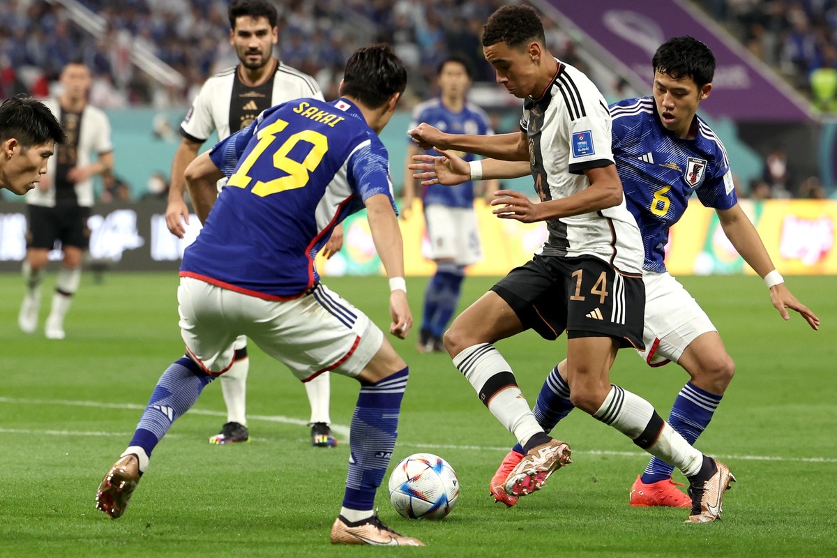 23.11.2022, Katar, Al-Rajjan: Fußball, WM 2022 in Katar, Vorrunde, Gruppe E, Spieltag 1, im Chalifa International Stadium in Al-Rajjan, Deutschlands Jamal Musiala in Aktion gegen Japans Hiroki Sakai U ...