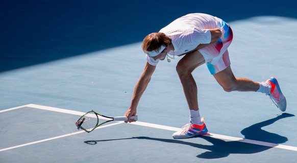 Sport Themen der Woche KW03 Sport Bilder des Tages 220123 -- MELBOURNE, Jan. 23, 2022 -- Alexander Zverev of Germany competes during the men s singles 4th round match against Denis Shapovalov of Canad ...