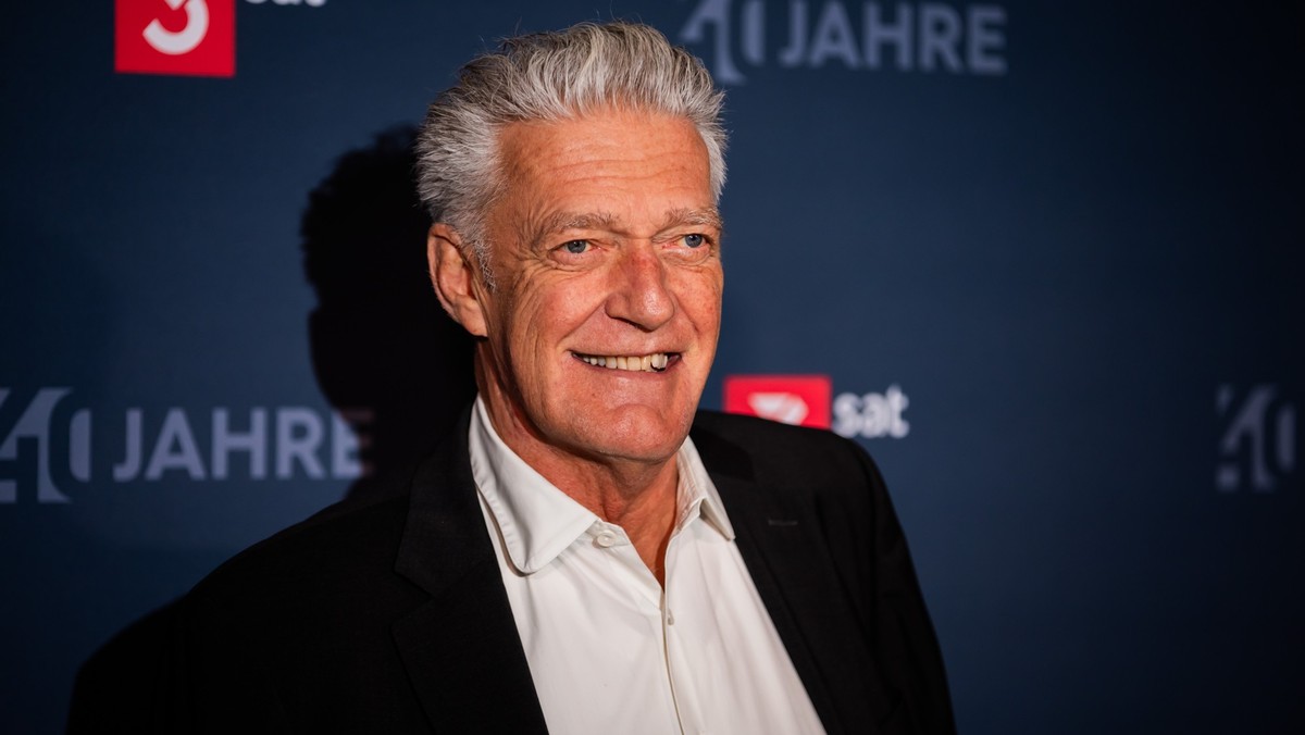 07.11.2024, Berlin: Max Moor, Moderator, kommt zum Empfang zu 40 Jahre 3sat in der Botschaft Österreichs. Foto: Christoph Soeder/dpa +++ dpa-Bildfunk +++