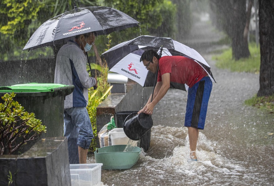 (220308) -- SYDNEY, March 8, 2022 (Xinhua) -- People stack baskets for flood control in Willoughby, New South Wales, Australia on March 8, 2022. Flash floods, wild winds and storms are continuing to l ...