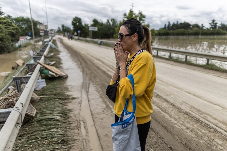 dpatopbilder - 18.05.2023, Italien, Faenza: Die Anwohnerin Federica Pizzuto weint, als sie ihr neu renoviertes Haus zum ersten Mal sieht, nachdem es von einer meterhohen Flutwelle verw