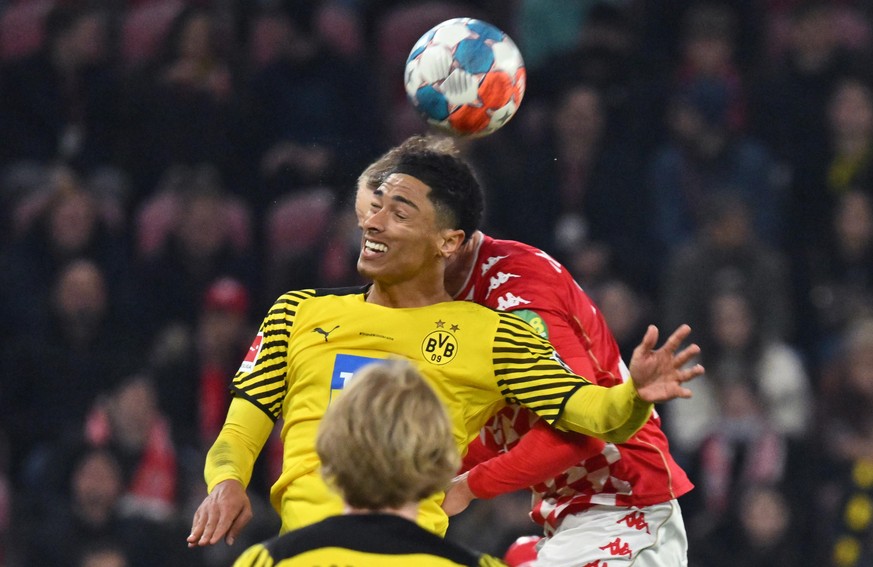 Fußball, Bundesliga, FSV Mainz 05 - Borussia Dortmund, 25. Spieltag, in der Mewa Arena. Der Mainzer Niklas Tauer (verdeckt) und Dortmunds Jude Bellingham kämpfen um den Ball. WICHTIGER HINWEIS: Gemäß  ...