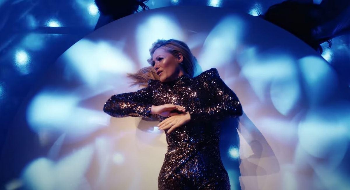 Helene Fischer trägt an ihrer linken Hand einen funkelnden Ring.
