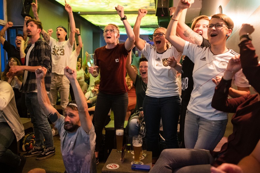 In der Kölner Kneipe Gottes Grüne Wiese konnte man zur Frauen-Fußball-WM noch jubeln – die WM der Herren in Katar wird nicht gezeigt.