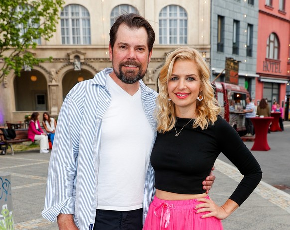 ARCHIV - 10.05.2022, Brandenburg, Potsdam: Susan Sideropoulos und Daniel Fehlow kommen zum Jubiläumsfest 30 Jahre RTL-Sendung &quot;Gute Zeiten - schlechte Zeiten&quot; im Kolle-Kiez in Potsdam. Auf d ...