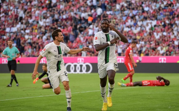 Fußball, 1. Bundesliga, 20220827, FC Bayern München - Borussia Mönchengladbach. Im Bild Jonas HOFMANN Borussia Mönchengladbach, 23 und Marcus THURAM Borussia Mönchengladbach, 10 Torjubel bejubelt Tor  ...