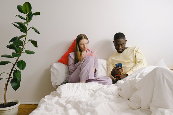 Bett Paar zwei Menschen Handy Smartphone Social Media