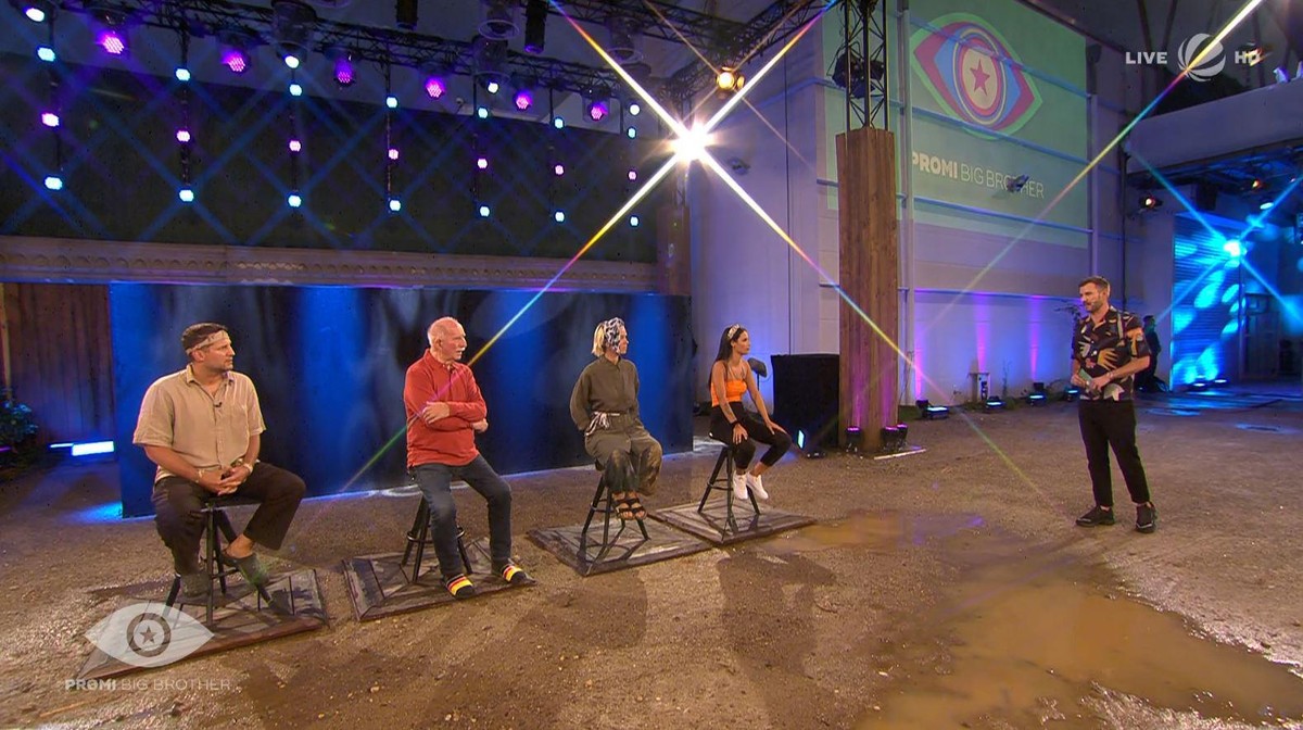 Die vier Nominierten bei ihrer Challenge mit Moderator Jochen Schropp (r.).