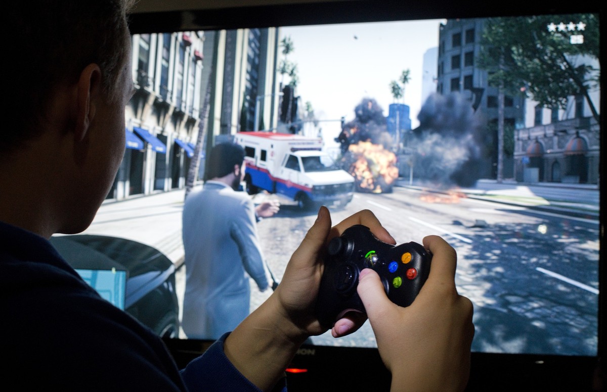 ILLUSTRATION - 21.03.2014, Niedersachsen, G�ttingen: ARCHIV - Ein Jungendlicher spielt auf einer Microsoft Xbox 360 das Action-Spiel �Grand Theft Auto V� vom Software-Hersteller Rockstar Games. Nach j ...