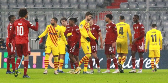 v.l. 20 Bouna Sarr, 10 Leroy Sane, Depay, Thomas Mueller, Omar Richards, Pique, 40 Malik Tillman, Araujo, Demir, am Spielende. Fussball / UEFA Champions League / FC Bayern Muenchen FC Barcelona, Barca ...