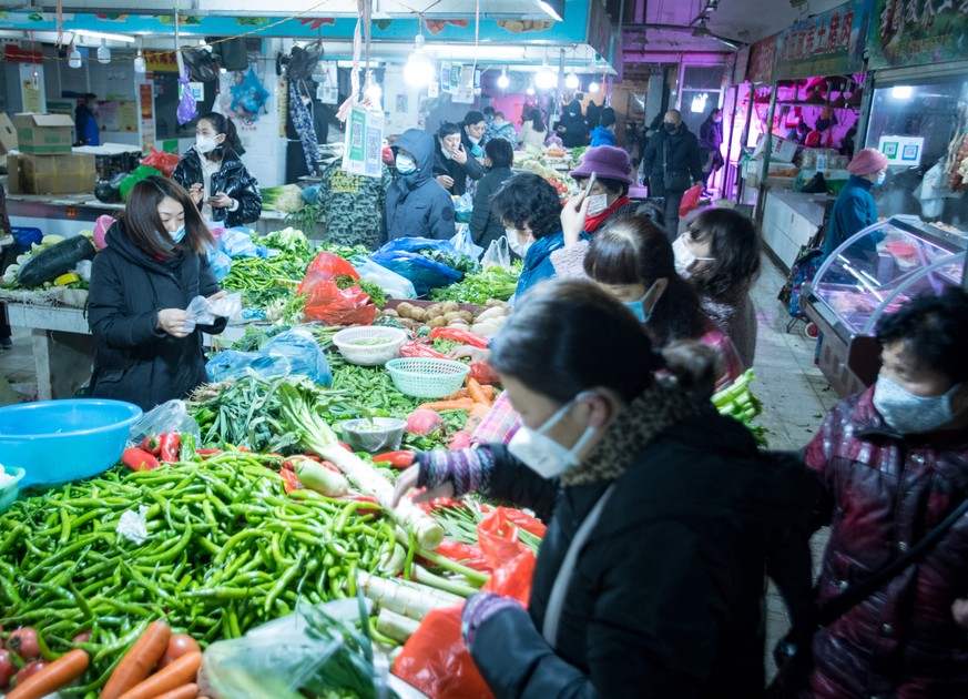 Bürger kaufen Gemüse auf einem Markt in Wuhan.