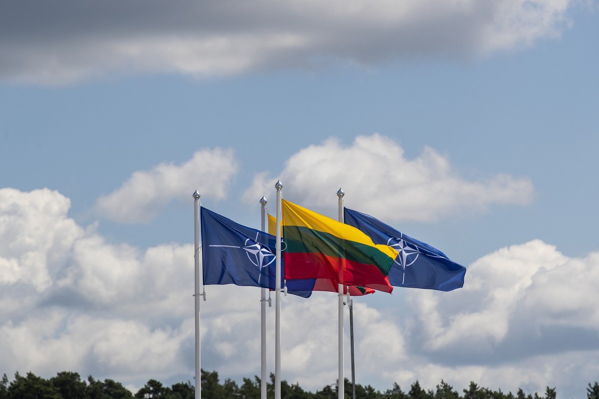 ARCHIV - 09.07.2023, Litauen, Vilnius: Flaggen der Nato-Mitgliedsländer wehen im Wind vor dem Veranstaltungsort des Nato-Gipfels. (zu dpa: «Ballons stören Betrieb am Flughafen Vilnius») Foto: Mindauga ...