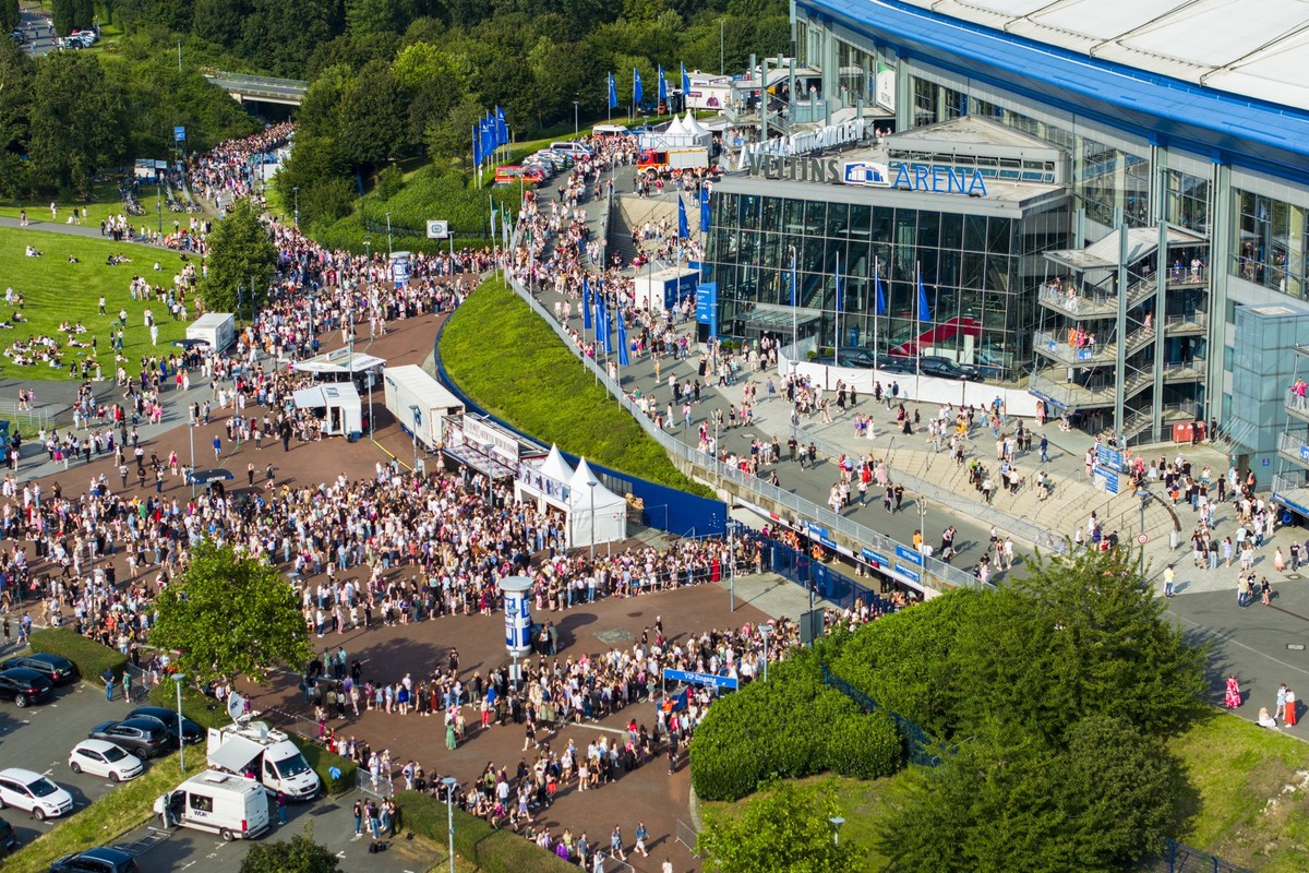 17.07.2024, Nordrhein-Westfalen, Gelsenkirchen: Lange Schlangen haben sich an den Eingängen zur Veltins-Arena gebildet. US-Popsängerin Taylor Swift gibt in Gelsenkirchen im Rahmen der «Eras Tour» das  ...