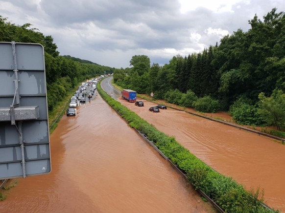 Nach starkem Regen tritt der Köllerbach über die Ufer. Die A8 zwischen Heusweiler und Saarlouis wurde komplett geflutet.