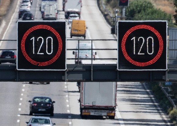 ARCHIV - 29.07.2020, Hessen, Frankfurt/Main: Von der Verkehrszentrale gesteuert werden die Schilder zur Anzeige der Geschwindikeitsbegrenzungen auf der A5. (zu dpa �Tempolimit auf Autobahnen geboten?  ...