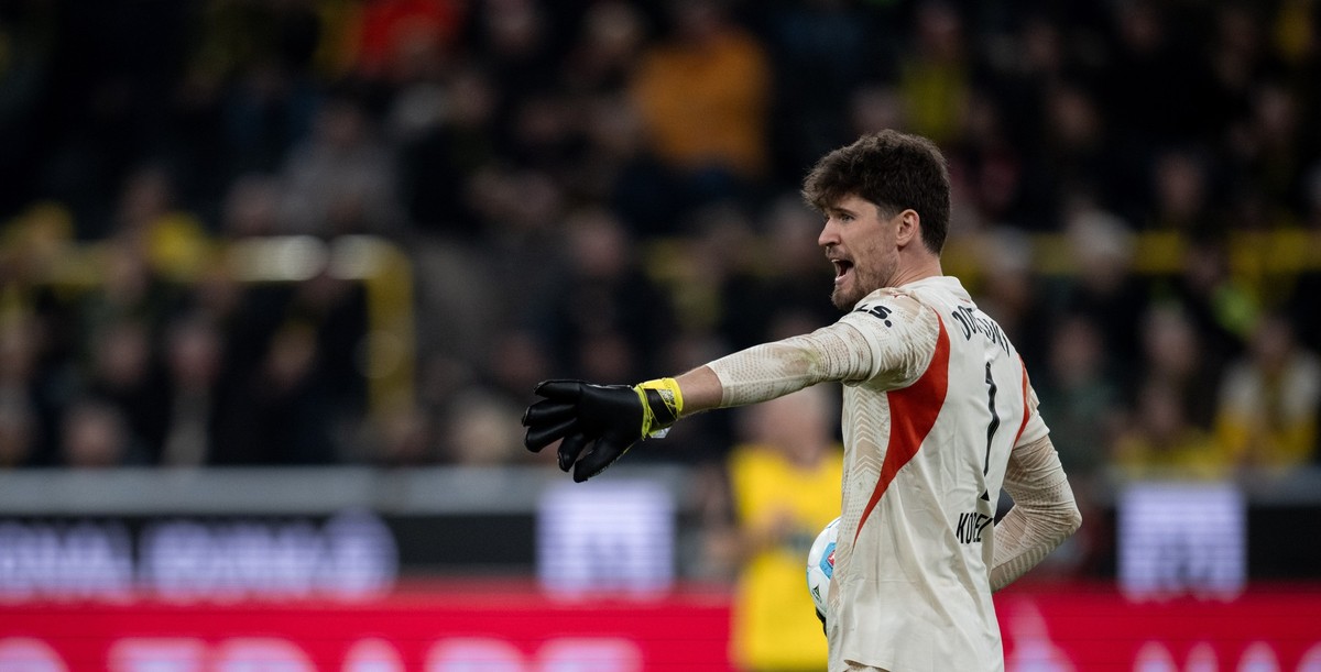 22.02.2025, Nordrhein-Westfalen, Dortmund: Fußball, Bundesliga, Borussia Dortmund - 1. FC Union Berlin, 23. Spieltag, Signal Iduna Park. Dortmunds Torwart Gregor Kobel gestikuliert. Das Spiel endete 6 ...