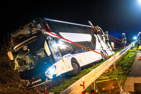 dpatopbilder - 29.03.2024, Nordrhein-Westfalen, Werl: Einsatzkräfte der Feuerwehr arbeiten an einer Unfallstelle auf der Autobahn 44 (A44) an einem verunfallten Bus. Bei einem Busunglück auf der Autob ...