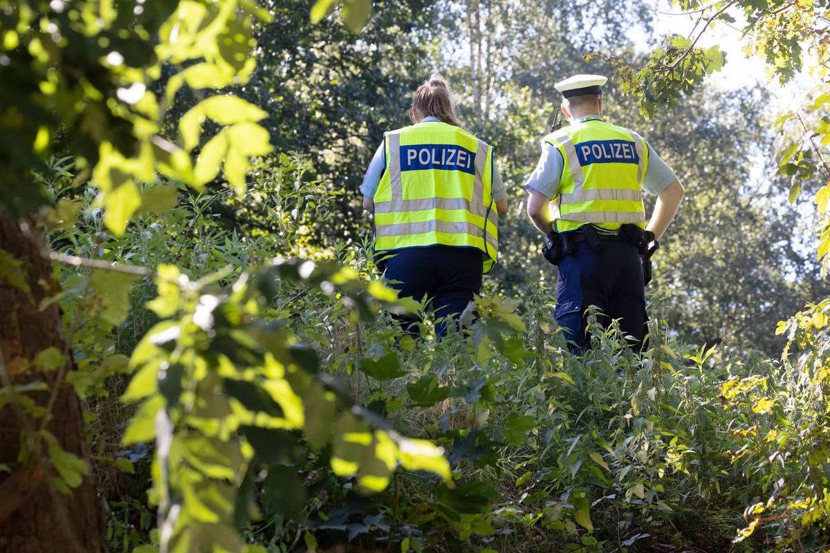 08.09.2023, Hamburg: Polizisten sichern einen m�glichen Tatort an einem Bahndamm im Hamburger Stadtteil Lokstedt. Aufgrund mutma�licher Brandanschl�ge auf die Infrastruktur der Deutschen Bahn kommt es ...