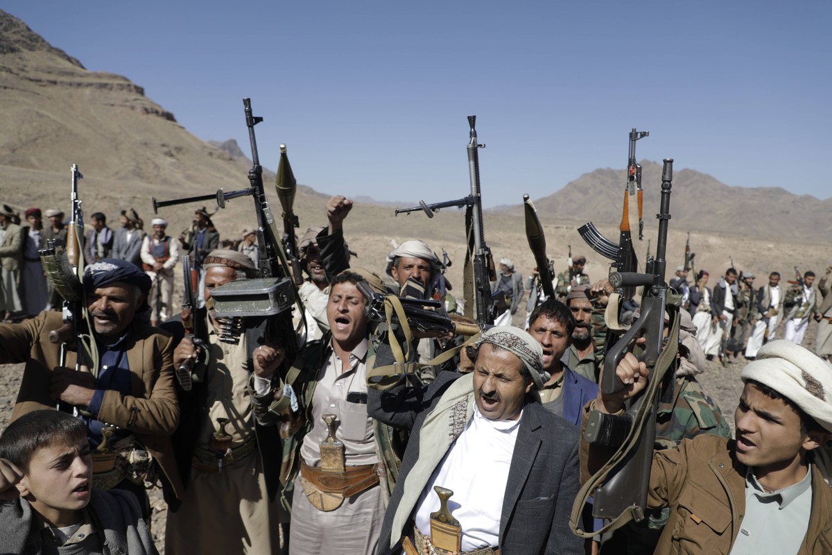 Yemen s Houthis mobilize more fighters amid tensions with USA and Israel - Armed tribesmen raise their weapons in an anti-USA and anti-Israel rally, mobilizing additional Houthi fighters on the outski ...