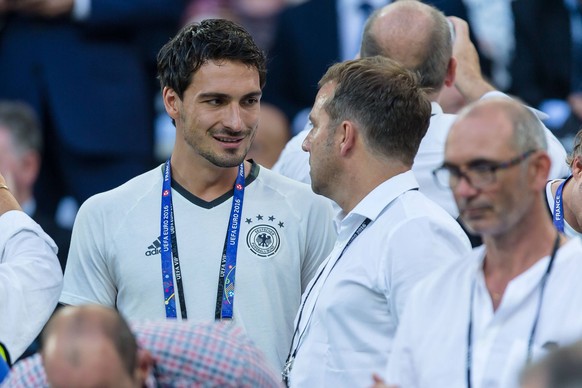 Marseille, Frankreich, 07.07.2016, Europameisterschaft Halbfinale, Deutschland - Frankreich, 0:2, Mats Hummels (GER 5) mit DFB Sportdirektor Hans-Dieter Flick ( DeFodi507

Marseille France 07 07 201 ...