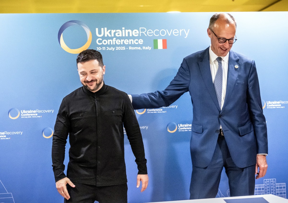 ARCHIV - 10.07.2025, Italien, Rom: Bundeskanzler Friedrich Merz (CDU, r) steht neben Wolodymyr Selenskyj, Präsident der Ukraine, vor einem bilateralen Gespräch bei der Wiederaufbaukonferenz für die Uk ...