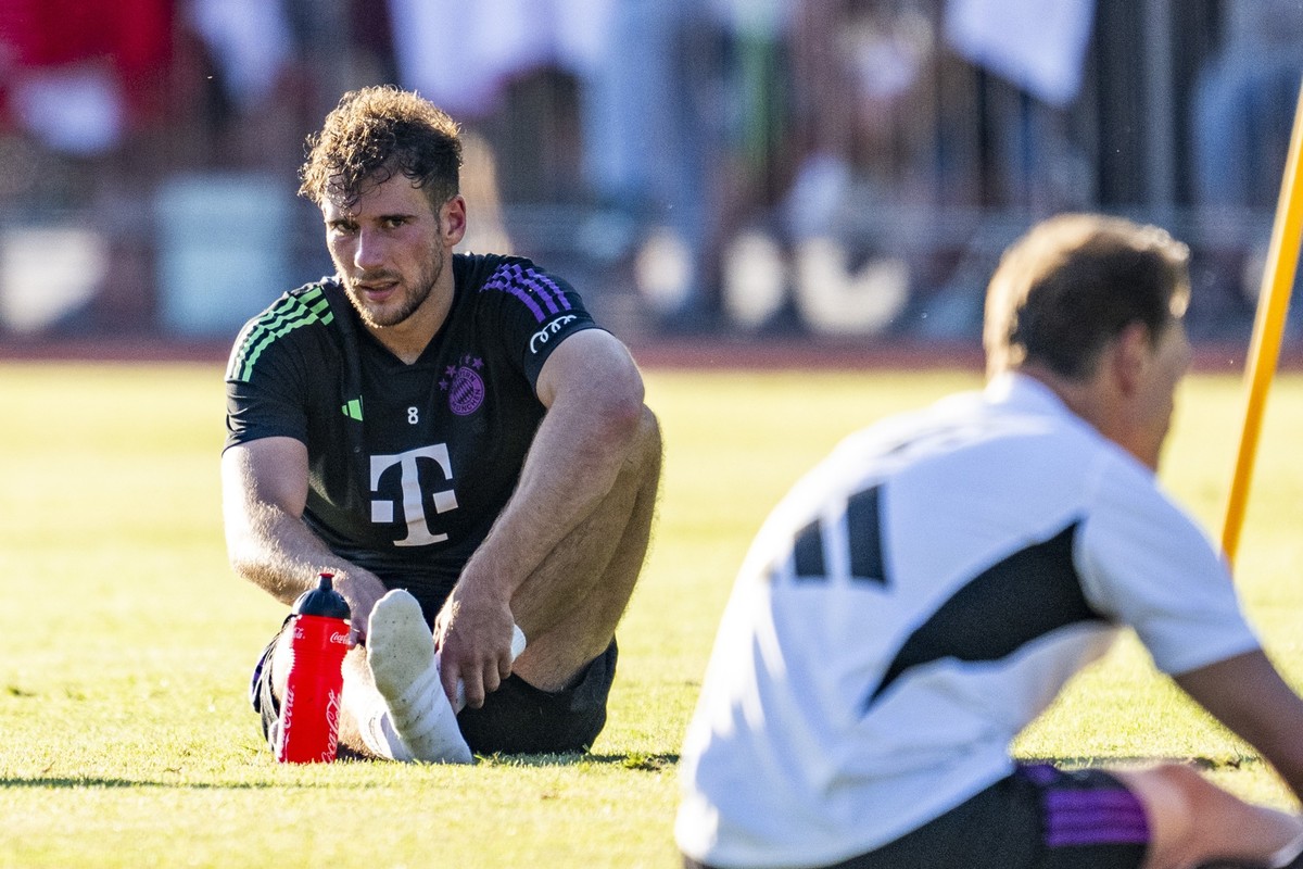 15.07.2023, Bayern, Rottach-Egern: Fußball: Bundesliga, Beginn Trainingslager des FC Bayern München: Münchens Leon Goretzka dehnt sich. Foto: David Inderlied/dpa +++ dpa-Bildfunk +++