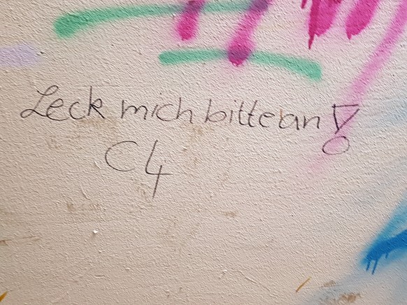 "Leck mich bitte an C4." C4 ist ein Plastiksprengstoff. Sehr gefährlich. Warum sollte man da dran lecken?