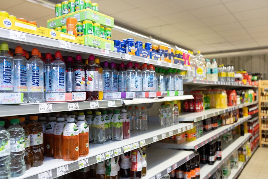 Getränke von verschiedenen Herstellern im Regal beim Discounter, unter anderem Active. Landkreis Osnabrück Niedersachsen *** Drinks from different manufacturers on the shelf at the discounter, includi ...