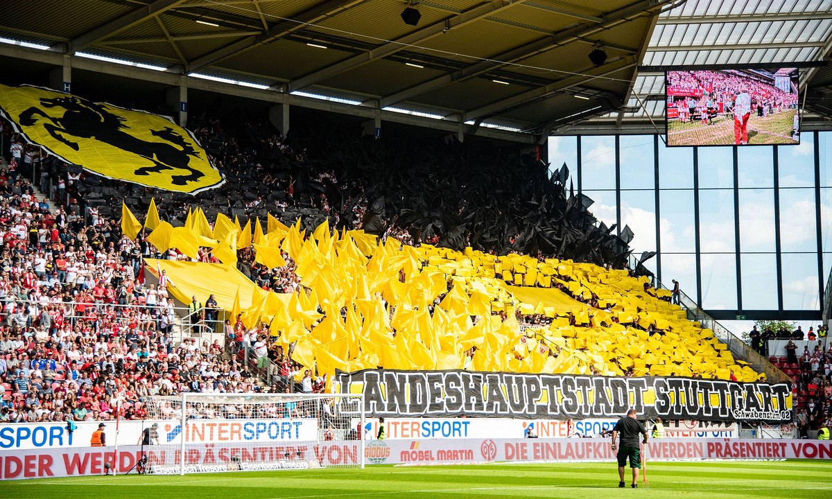 26.08.2018, xfux, Fussball 1. Bundesliga, FSV Mainz 05 - VfB Stuttgart emspor, azspor, mzspor, v.l. Choreo / Choreografie von den Fans vom Fans VfB Stuttgart, Fan, Stimmung, Trikot, Schal, Fahne, Emot ...