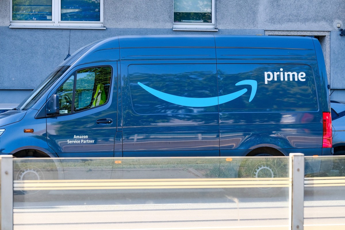 Düsseldorf 30.04.2025 Amazon Logo Prime Lieferwagen Lieferkettengesetz Internetsteuer Amazonsteuer Zoll Zölle Düsseldorf Nordrhein-Westfalen Deutschland *** Düsseldorf 30 04 2025 Amazon logo Prime del ...