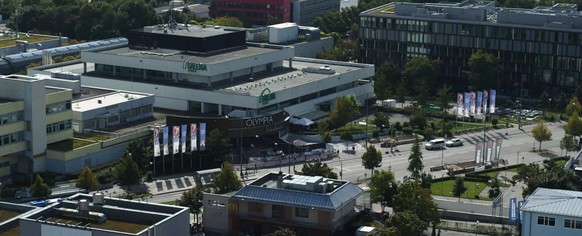 Luftaufnahme des Olympia Einkaufszentrums in München und dem gegenüber liegenden McDonalds-Restaurant.
