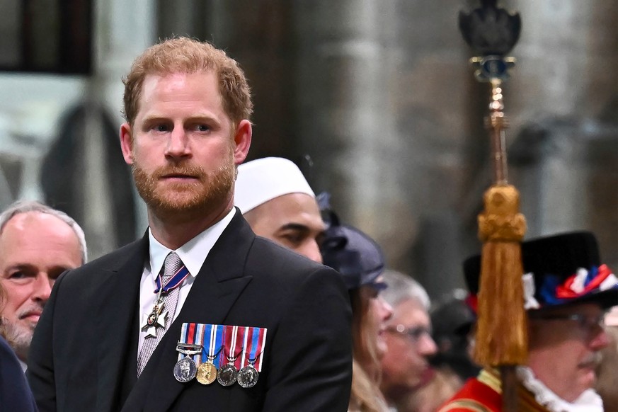 06.05.2023, Großbritannien, London: Der britische Prinz Harry, Herzog von Sussex, sieht zu, wie sein Vater der britische König Charles III. nach seiner Krönung die Westminster Abbey im Zentrum Londons ...