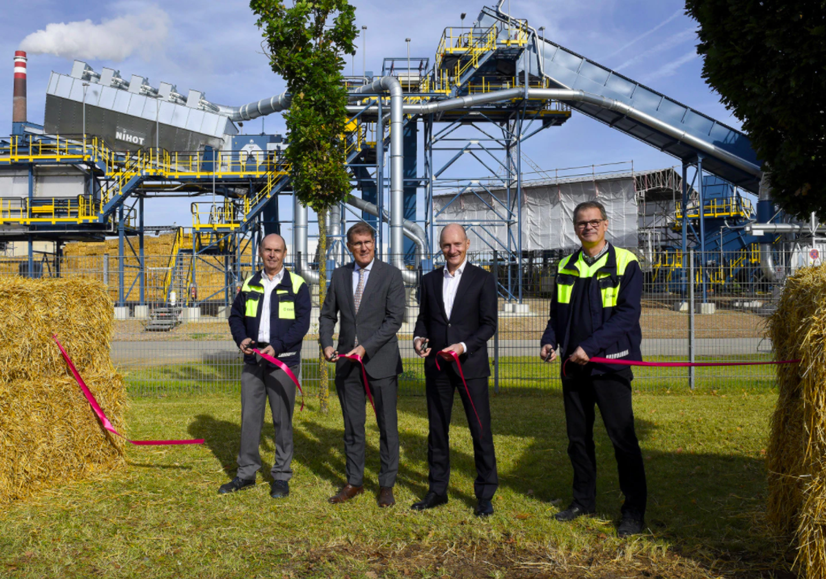Werksleiter Roger Schilling, Mannheims Bürgermeister für Wirtschaft, Arbeit, Soziales und Kultur Michael Grötsch, Essitys CEO Magnus Groth und der Leiter der Strohzellstoff-Fabrik Dr. Martin Wiens (v. ...