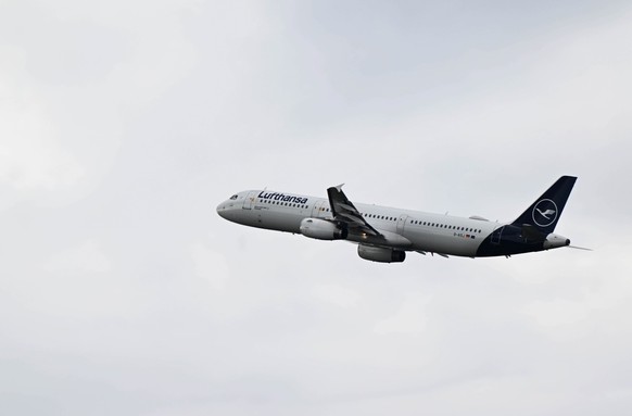 28.07.2023, Bayern, M�nchen: Ein Airbus A321-200 der Lufthansa steigt in den Himmel hinter dem Flughafen M�nchen. Der Passagierjet ist am letzten Schultag vor den Sommerferien in Bayern gestartet. Fot ...