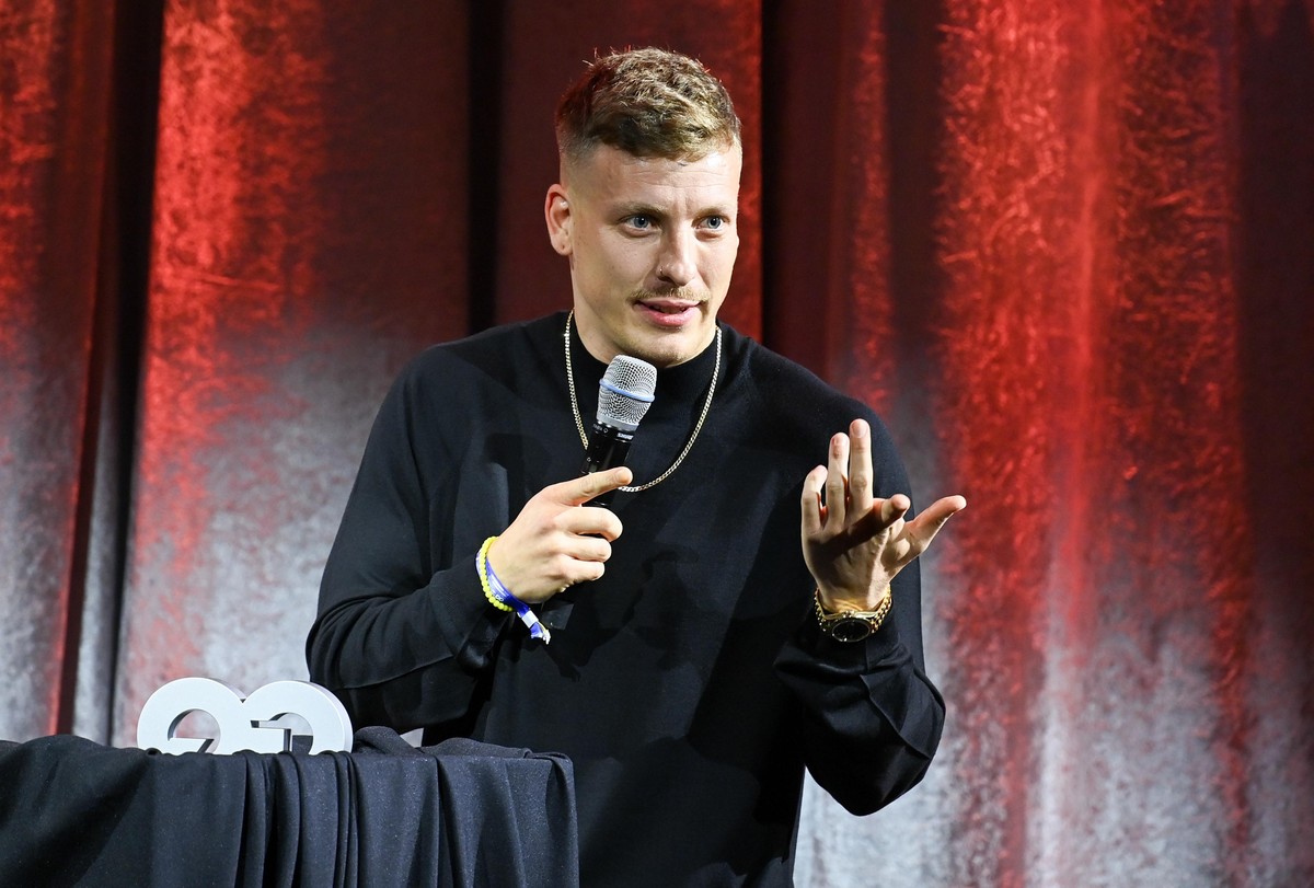 Comedian Felix Lobrecht erhält auf der Gala "GQ Men of the Year 2021" den Preis als "Comedian of the Year". Das Stil-Magazin GQ zeichnet Persönlichkeiten aus dem internationalen un ...