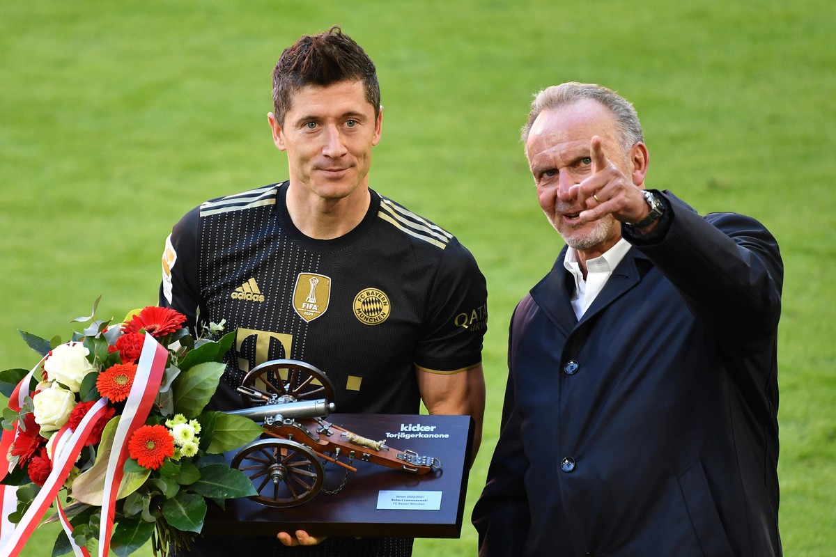 Robert LEWANDOWSKI Bayern Muenchen mit der Torschuetzenkanone,re: Karl Heinz RUMMENIGGE, Vorstandsvorsitzender. Fussball 1. Bundesliga Saison 2020/2021, 34.Spieltag, Spieltag34, FC Bayern Muenchen - F ...