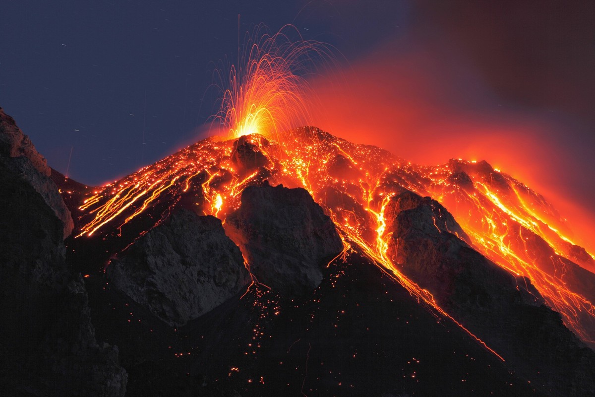 Italy, Sicily, Lava flow from stromboli volcano PUBLICATIONxINxGERxSUIxAUTxHUNxONLY RMF00369

Italy Sicily Lava Flow from Stromboli Volcano PUBLICATIONxINxGERxSUIxAUTxHUNxONLY RMF00369