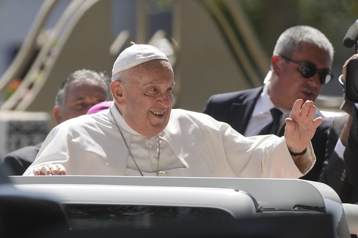 09.09.2024, Osttimor, Dili: Papst Franziskus winkt aus einem offenen Fahrzeug nach seiner Ankunft in Dili, Osttimor. Foto: Dita Alangkara/AP/dpa +++ dpa-Bildfunk +++