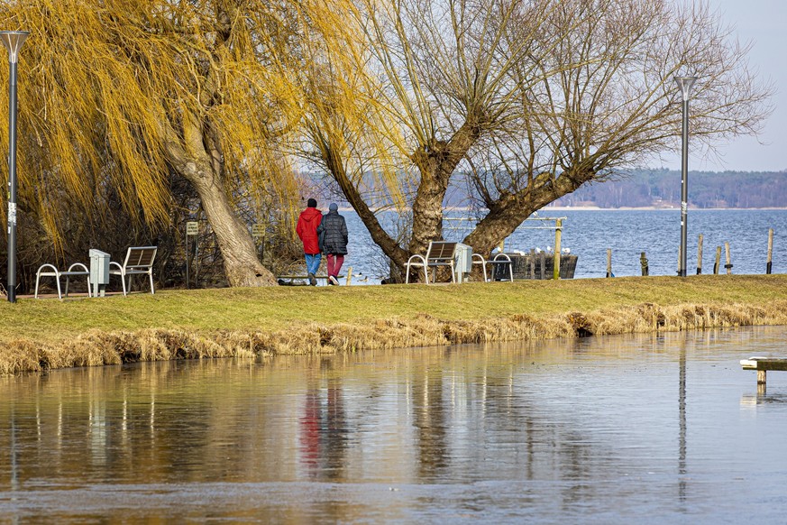 09.02.2023, Niedersachsen, Steinhude: Menschen gehen bei sonnigem Wetter am Steinhuder Meer in der Region Hannover spazieren. Foto: Moritz Frankenberg/dpa +++ dpa-Bildfunk +++