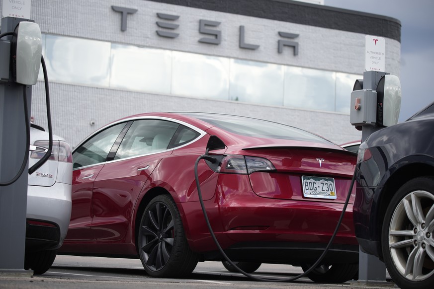 ARCHIV - 27.06.2021, USA, Littleton: Eine Model-3-Limousine von Tesla steht bei einem Tesla-H
