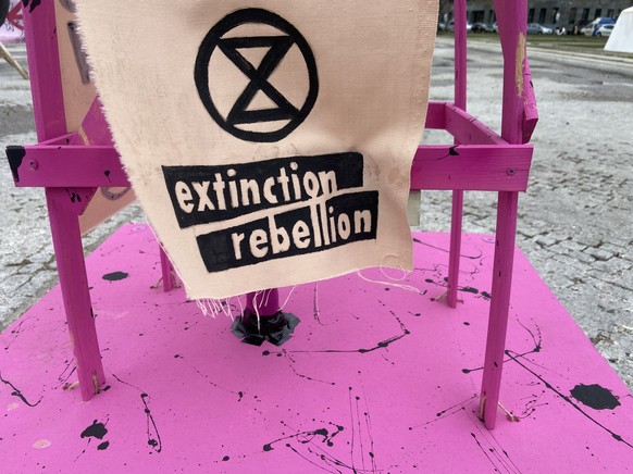 Sie wollen die Energiewende und den Klimawandel: &quot;Extinction Rebellion&quot; sind in Berlin unterwegs. Zwischen zwei Ministerien haben sie ihre Zelte aufgestellt. Das Camp plant für mehrere Tage  ...