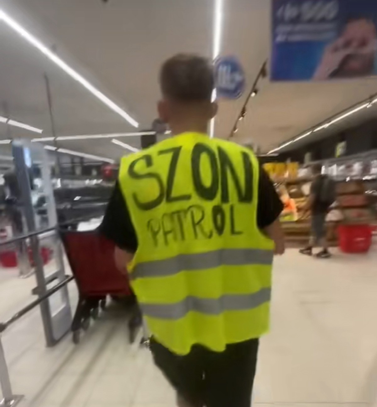 Junge Männer "patrouillieren" in Polen.